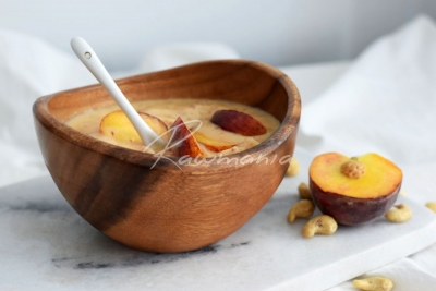 Broskvov&aacute; smoothie bowl