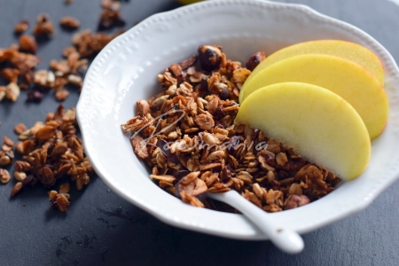 Pečen&aacute; ořechov&aacute; granola