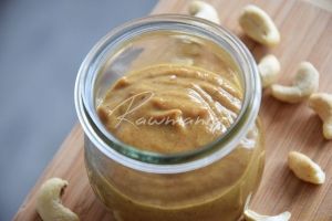 Raw karamelov&aacute; poleva